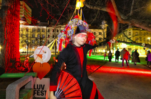 Oseba v kostumu, ob njej napis LUV fest.