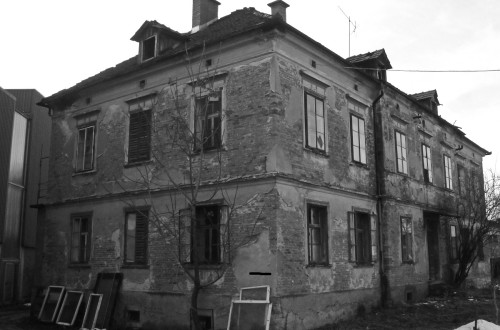 Crnobela fotografija hise.