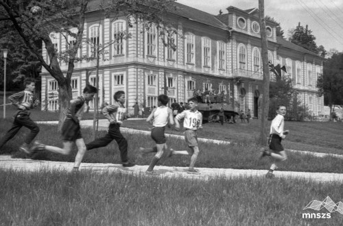 Crnobela fotografija tekacev.