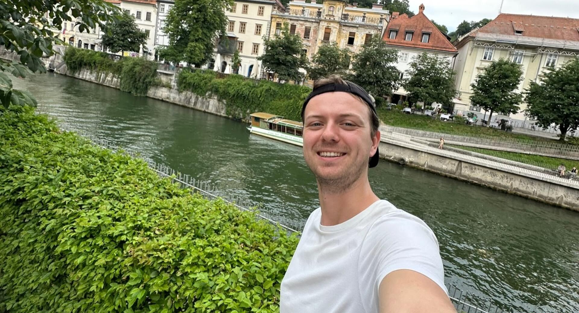 Sebek osebe pred reko Ljubljanico.