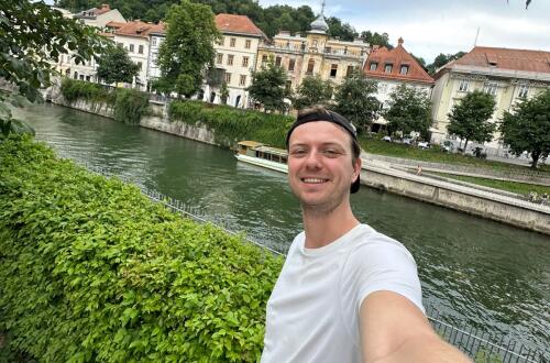 Sebek osebe pred reko Ljubljanico.