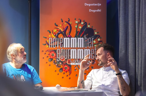 Dve osebi se pogovarjata ob mizi.