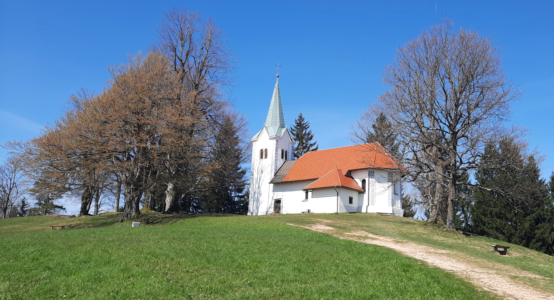 Cerkev na vrhu Osolnika v Polhograjskem hribovju.