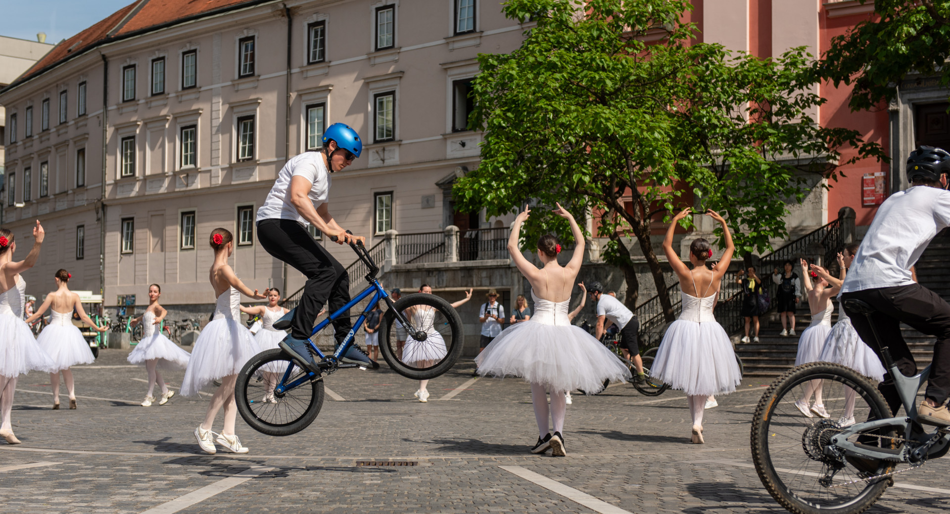 kolesarji in baletke na trgu v Ljubljani