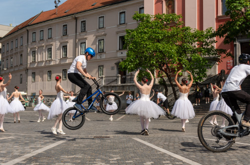 kolesarji in baletke na trgu v Ljubljani
