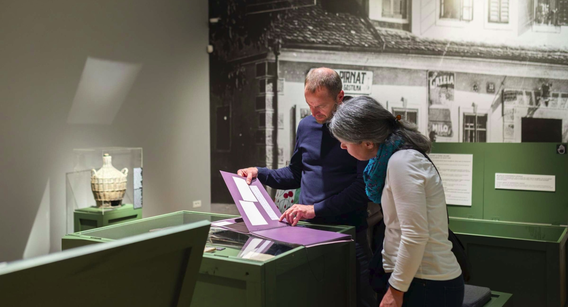 Obiskovalca na razstavi.