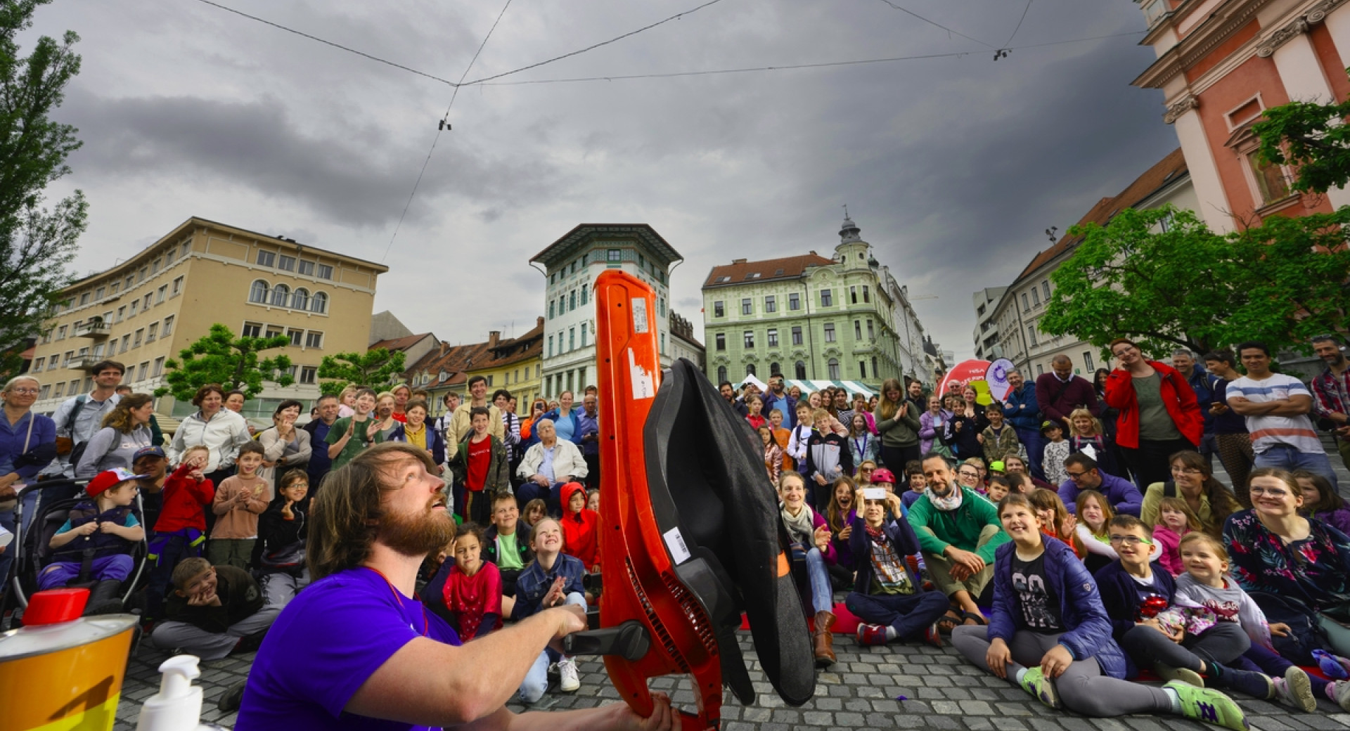 Predstava na trgu, nastopajoči in občinstvo