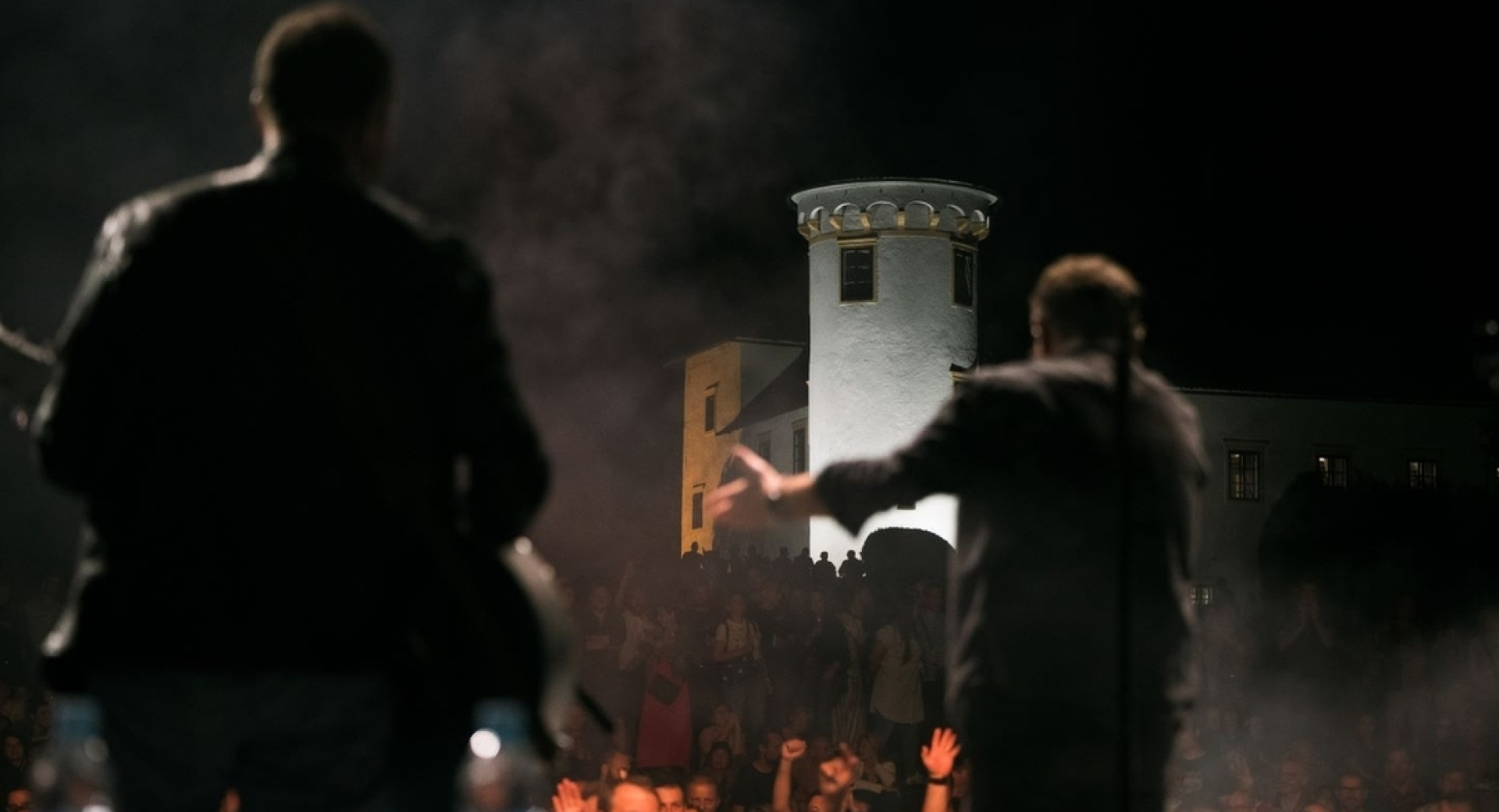 Koncert, na odru glasbenika, pred njima občinstvo.