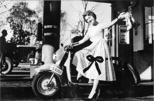 Ženska na manjšem motorju na črno-beli fotografiji.
