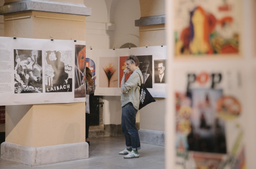 Obiskovalec na razstavi umetniških plakatov.