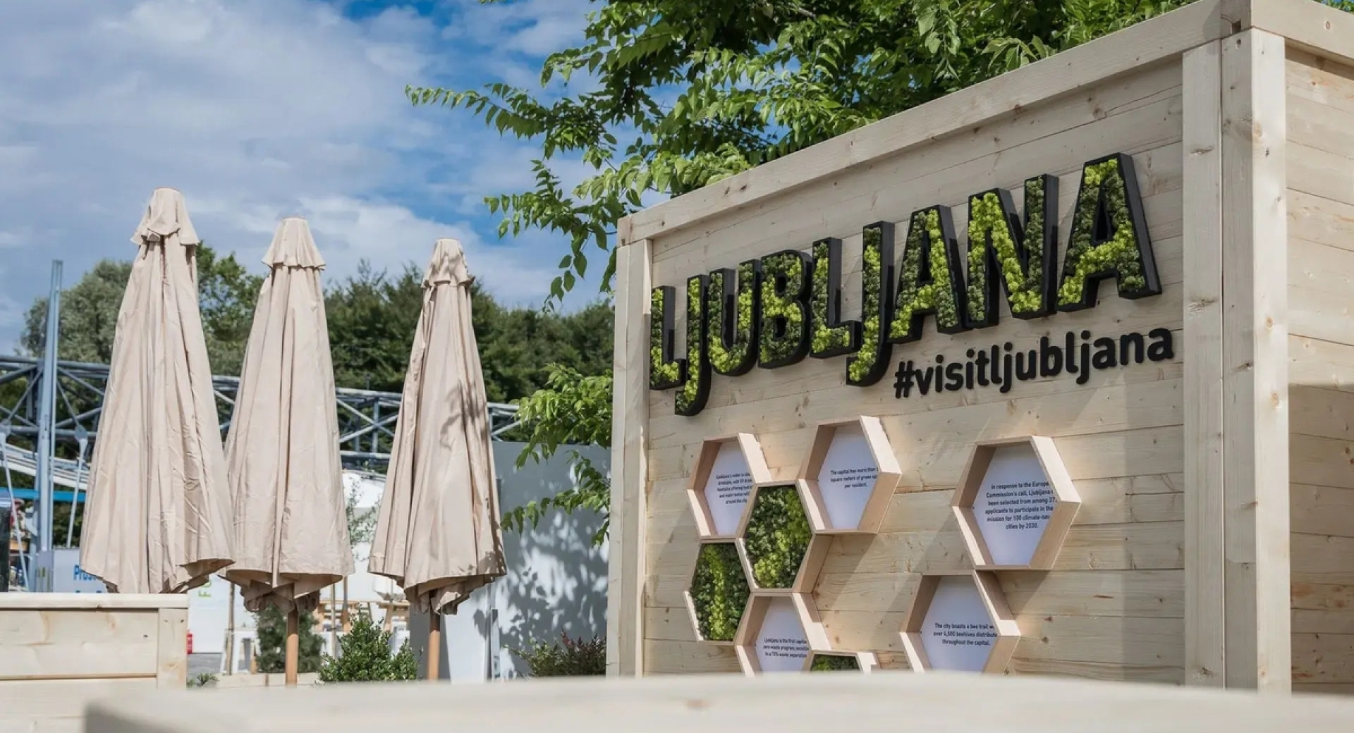 Manjsa lesena konstrukcija z napisom "Ljubljana".
