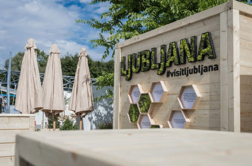 Manjsa lesena konstrukcija z napisom "Ljubljana".