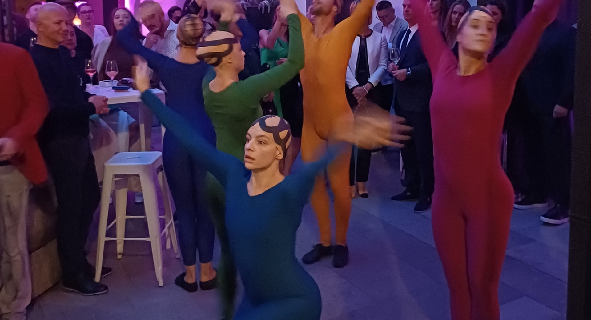 Plesalci na prireditvi.
