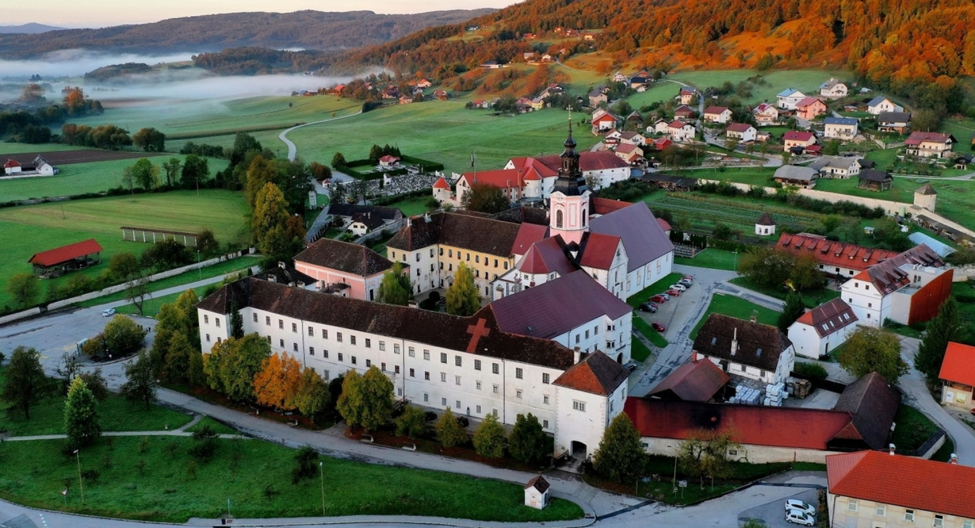 Samostan, naokrog hiše in narava.