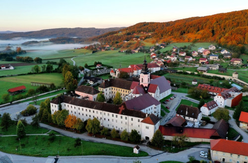 Samostan, naokrog hiše in narava.