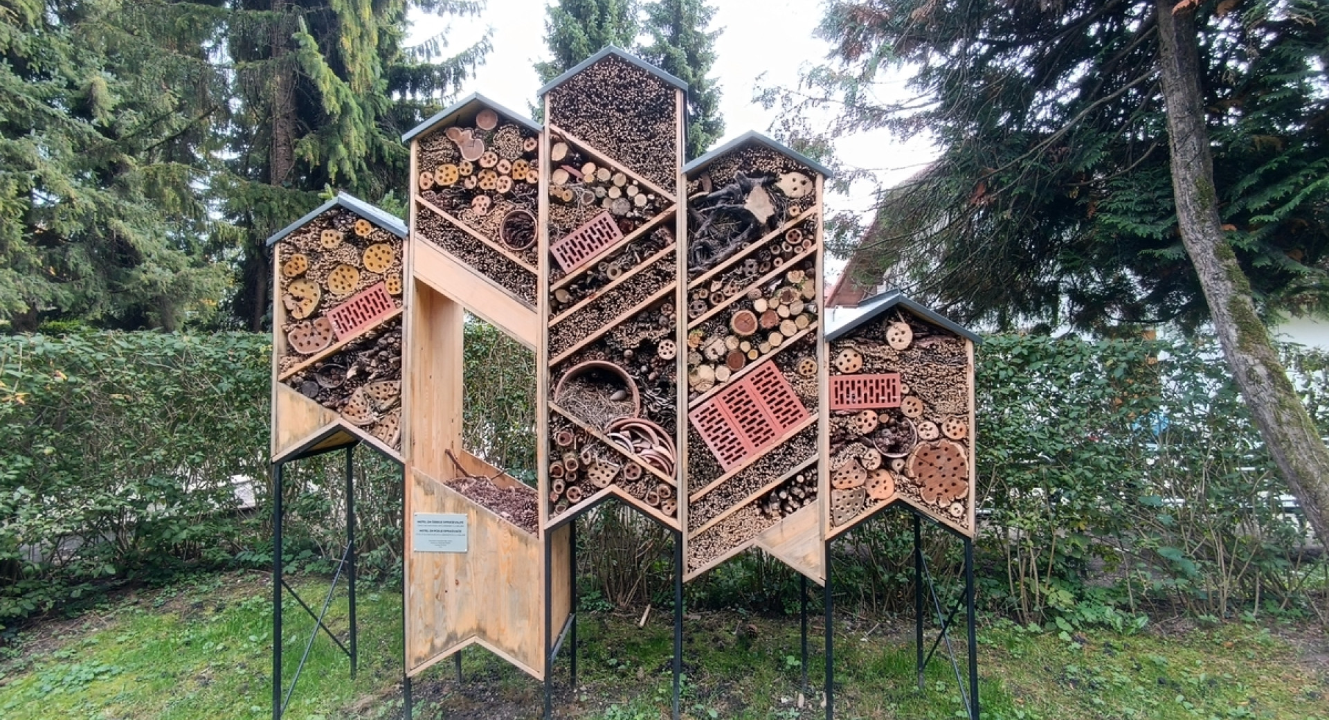 Hotel za divje opraševalce v Botaničnem vrtu v Ljubljani.