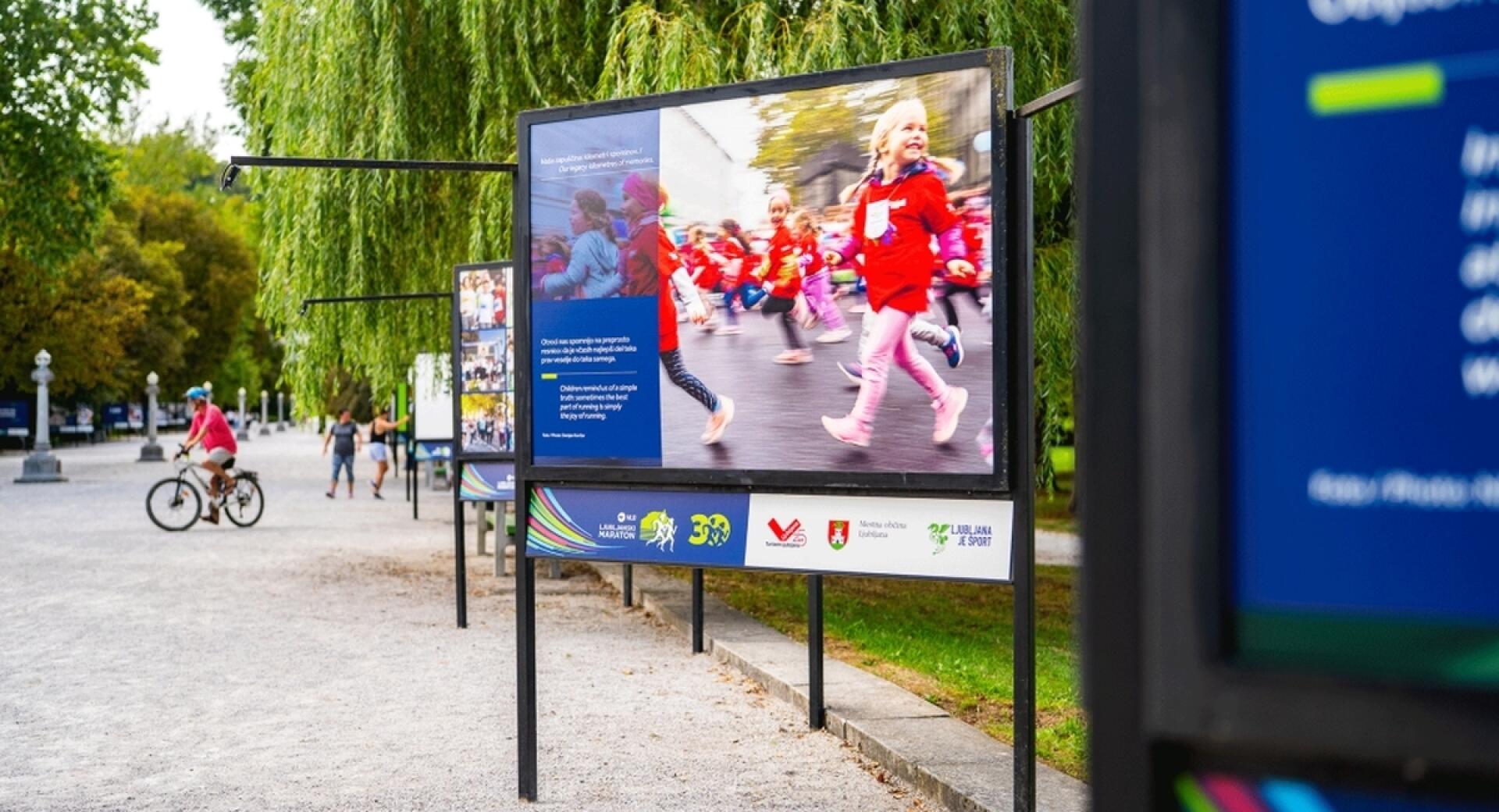 Razstavni panoji ob 30. obletnici Ljubljanskega maratona s fotografijami otrok v udeležbi.