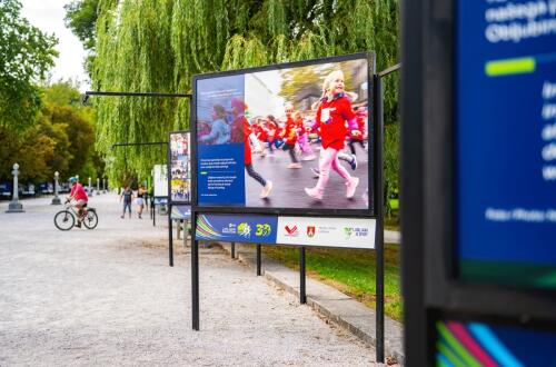Razstavni panoji ob 30. obletnici Ljubljanskega maratona s fotografijami otrok v udeležbi.