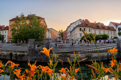 Pogled z levega strani nabrezja reke na desnega, kjer so stopnice in starinske hiše. 