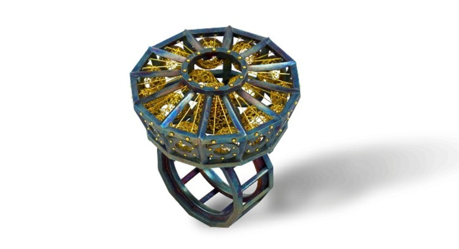 Umetniški osmerokoten prstan z modrikasto kovinsko kletko, v kateri so prepletene fine zlate niti in krogle, postavljen na dvojno geometrijsko ogrodje.