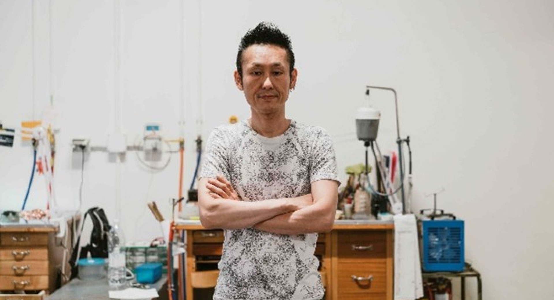 Japonski umetnik v svoji delavnici.