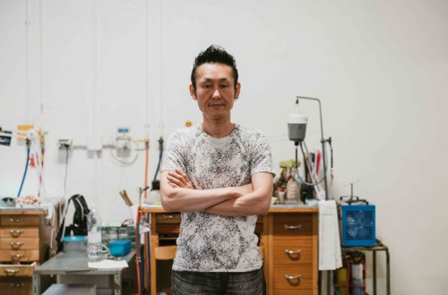 Japonski umetnik v svoji delavnici.