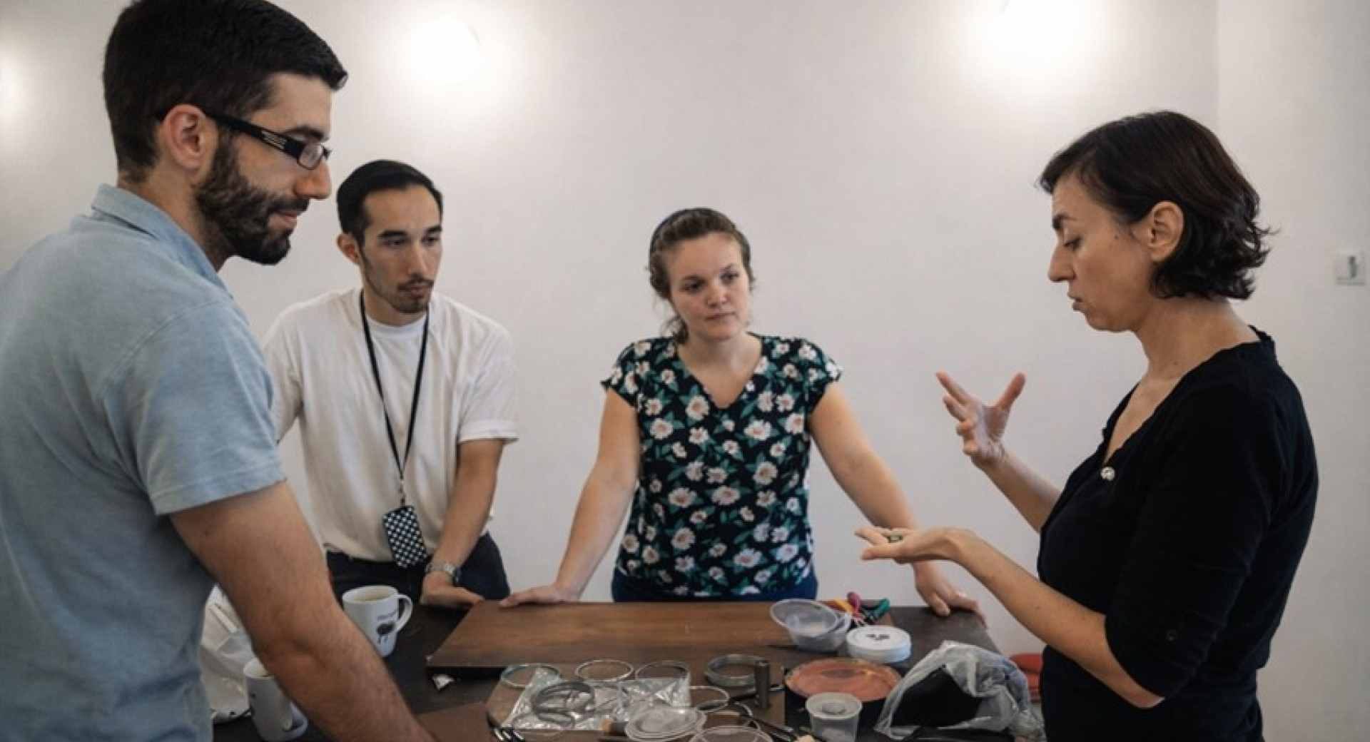 Umetnica razlaga udeležencem delavnice.