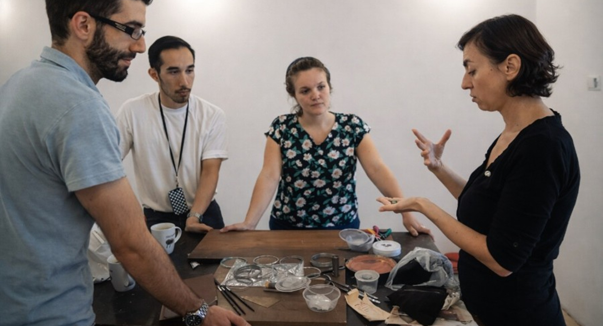 The artist explaining to the workshop participants.