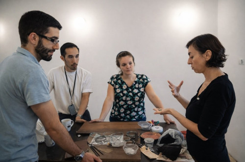 The artist explaining to the workshop participants.