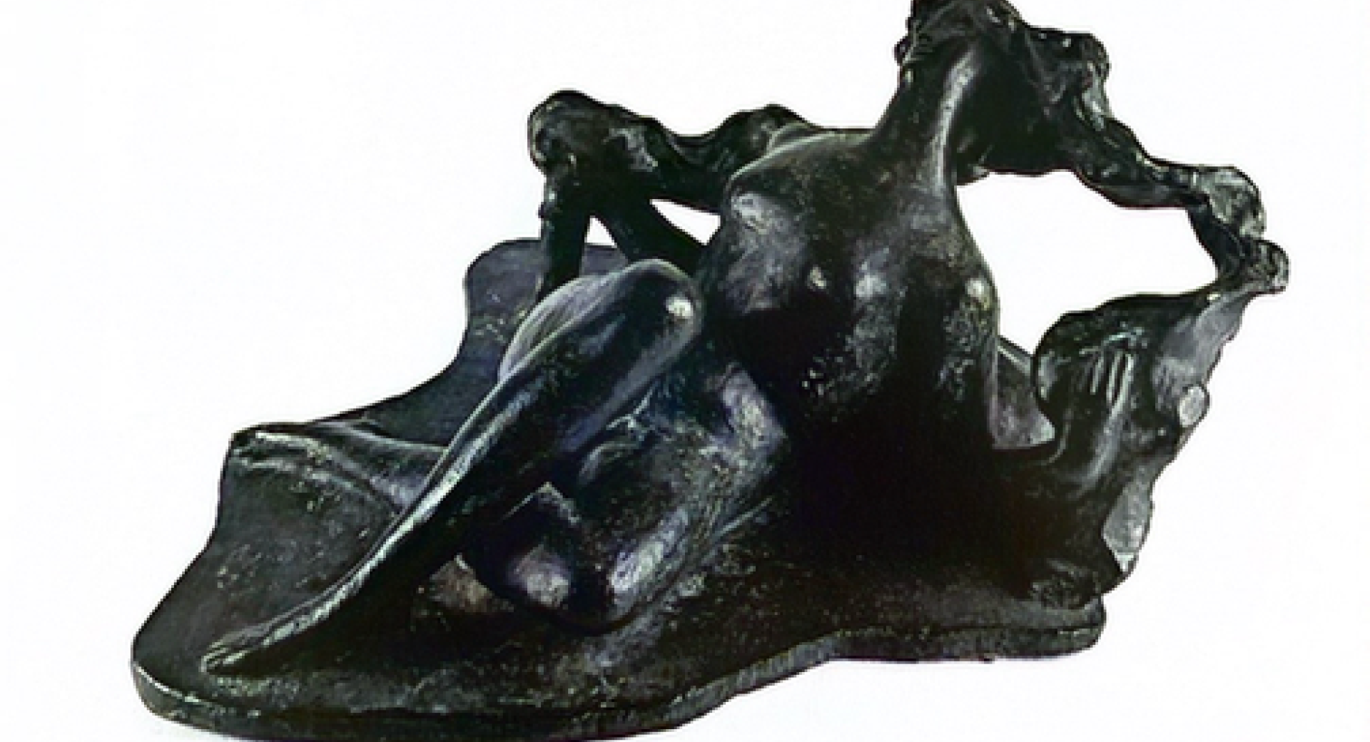 crna skulptura na belem ozadju