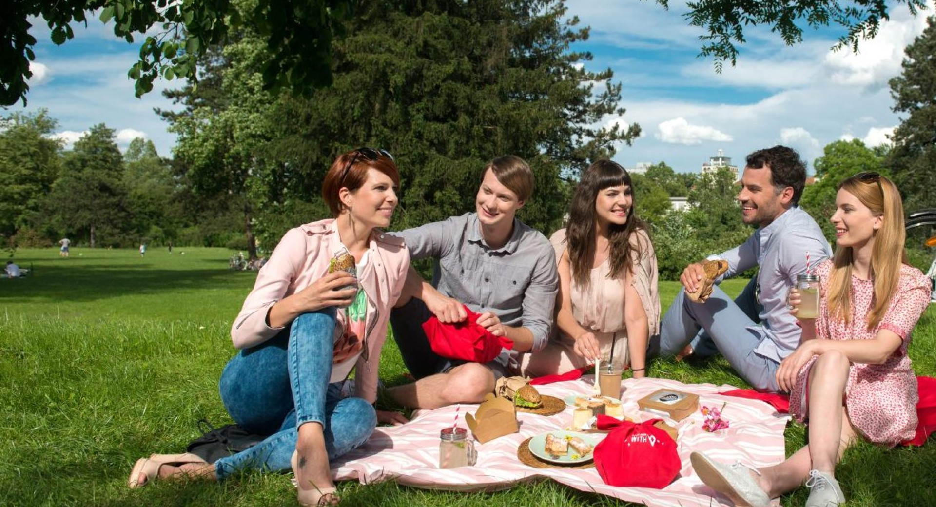 Tri punce in dva fanta na pikniku v parku.