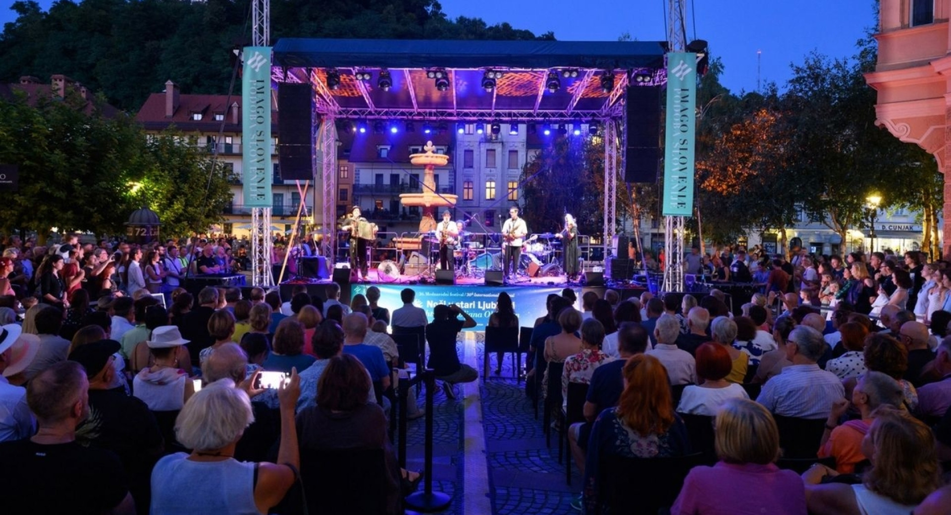 Koncert na odru, pred njim sedi občinstvo.