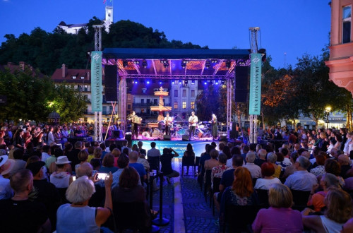 Koncert na odru, pred njim sedi občinstvo.
