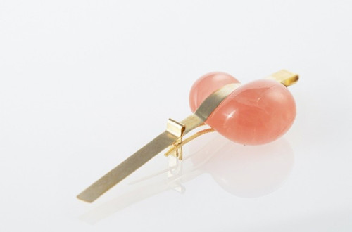 Roza kamen vpet v zlato sponko.