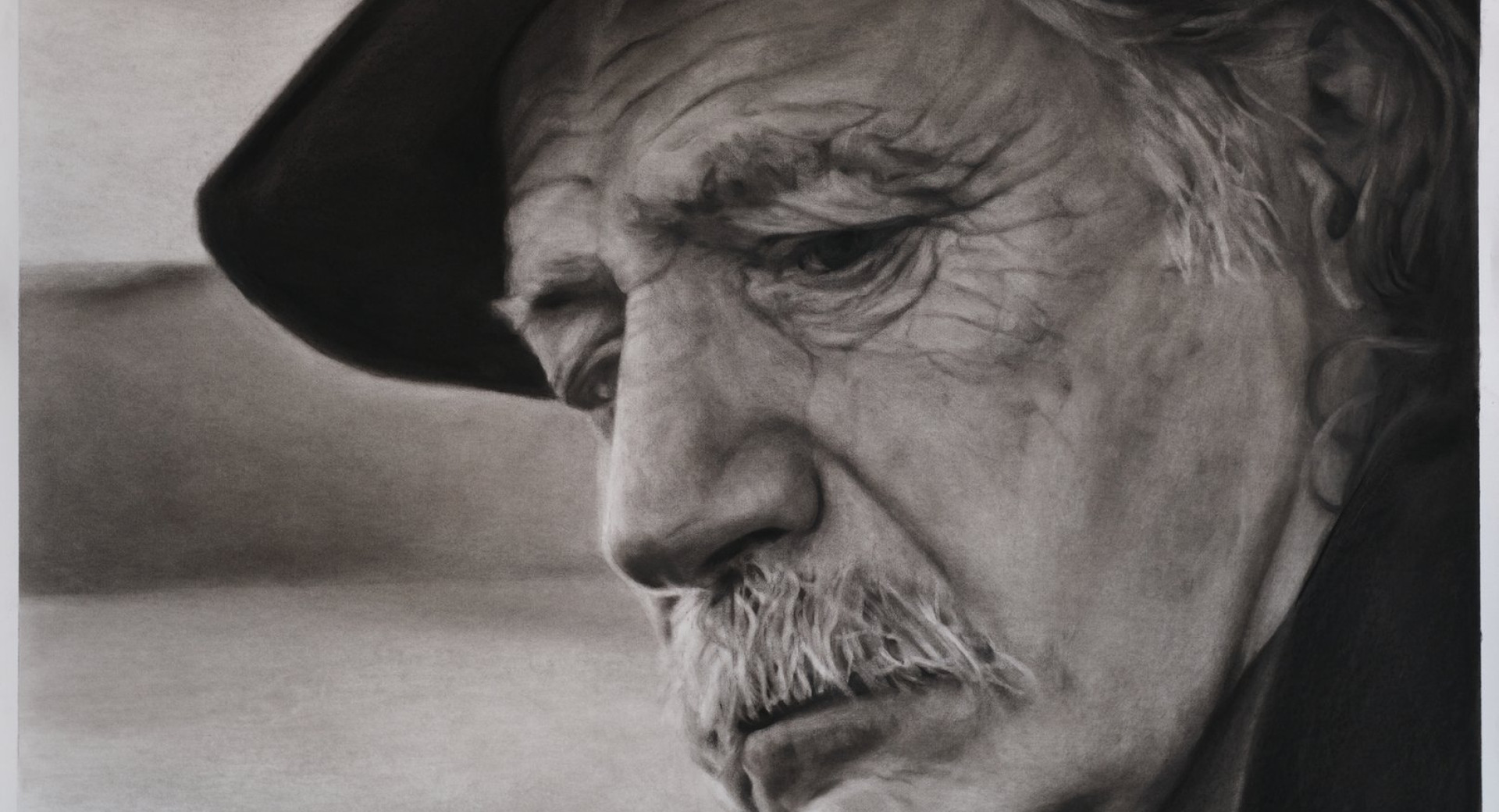 crno bela fotografija starega, zgubanega cloveka s crnim klobukom