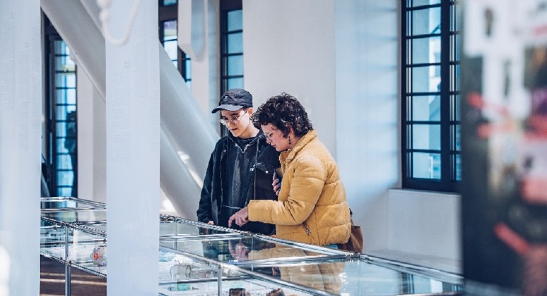 Dva obiskovalca si ogledujeta razstavo nakita.