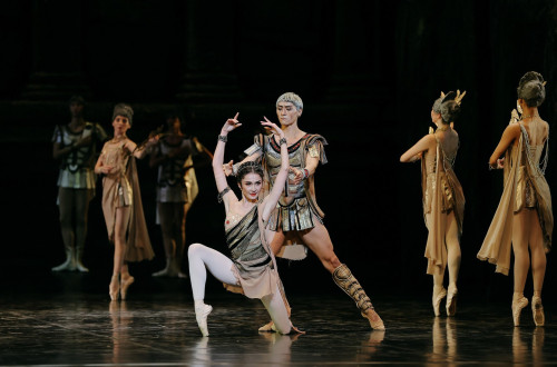 baletniki v kostumih sredi odra