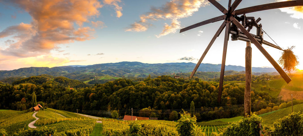 Ein Klopotec ist eine hölzerne Windmühle/Klapper im Weinberg