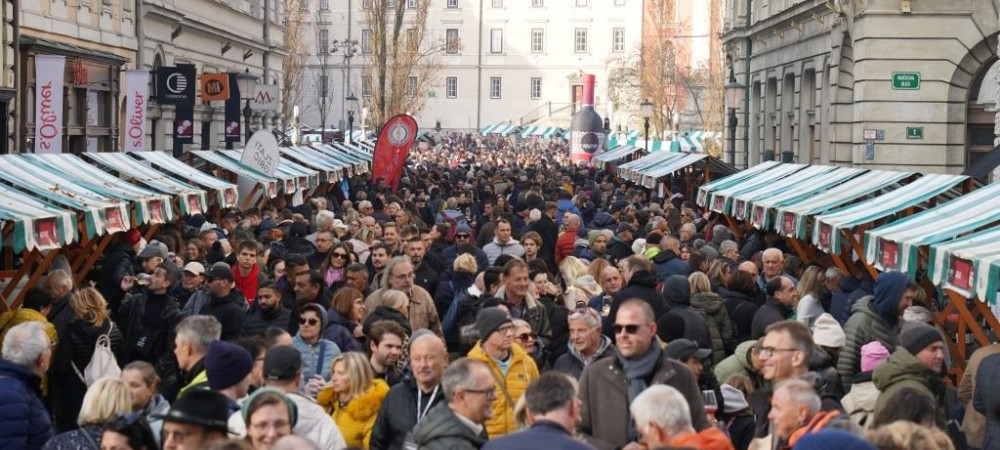 Gneca ljudi med stojnicami v centru Ljubljane,