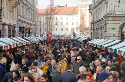 Gneca ljudi med stojnicami v centru Ljubljane,