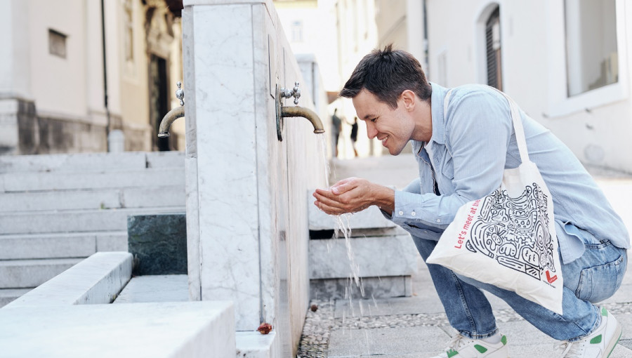 Moski kleci pri pitniku za vodo in se osvezuje z njo.