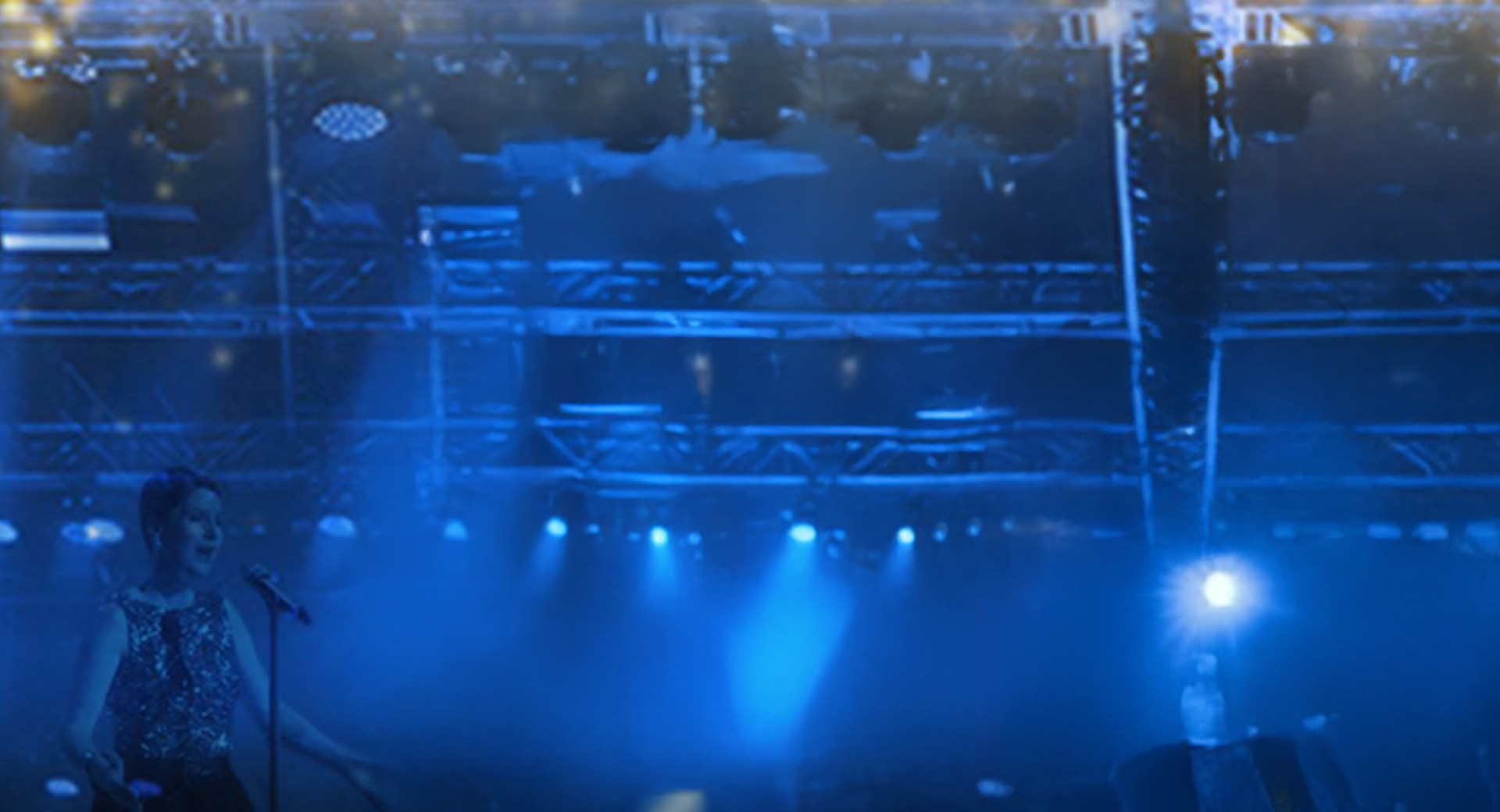 Moski in zenska na odru, osvetljenem z modro svetlobo.