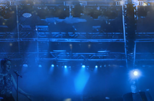 Moski in zenska na odru, osvetljenem z modro svetlobo.