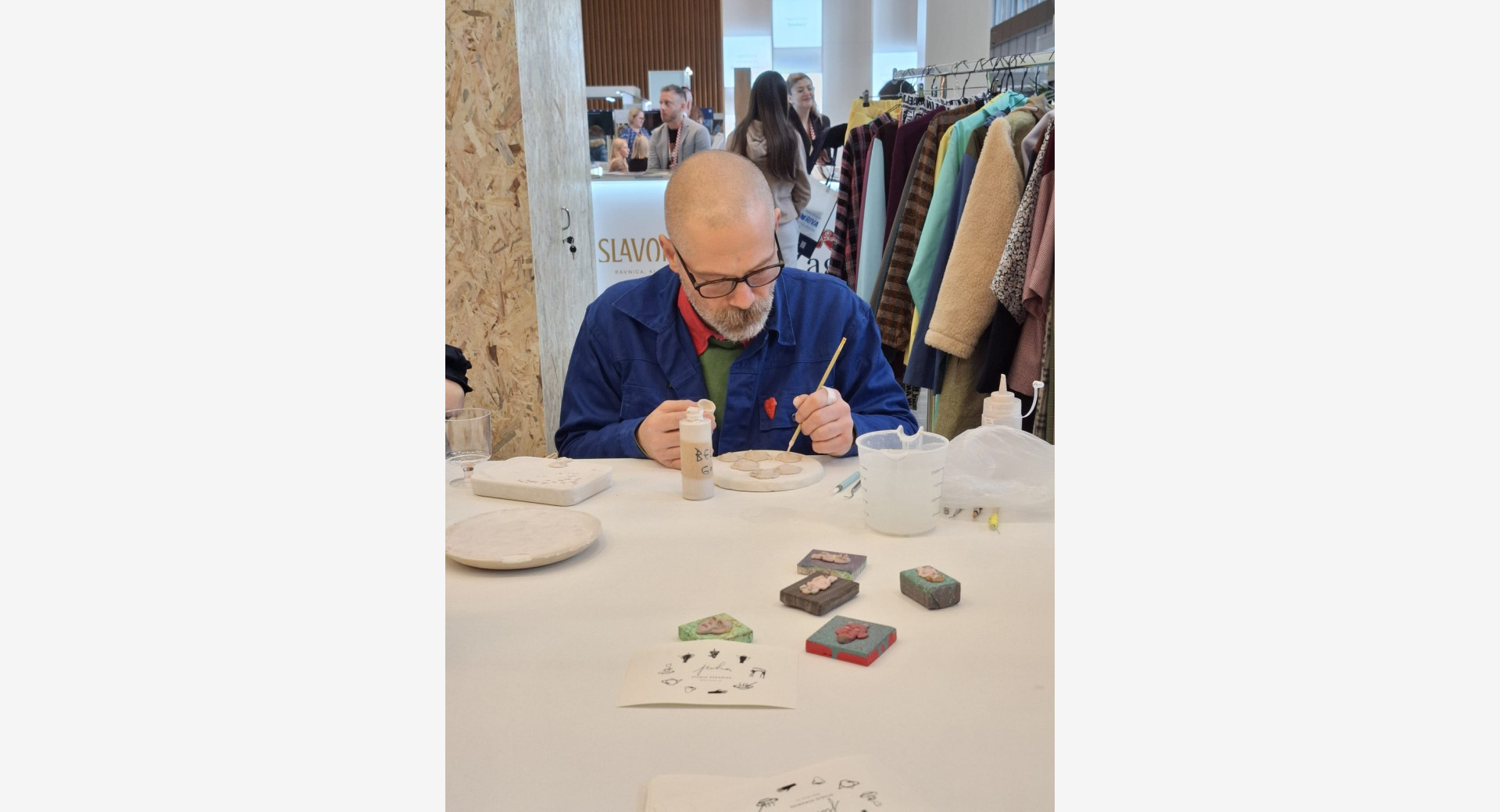 Ustvarjanje s keramiko.