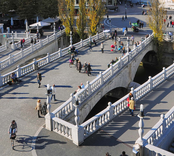 Trije mostovi, na njih sprehajalci.