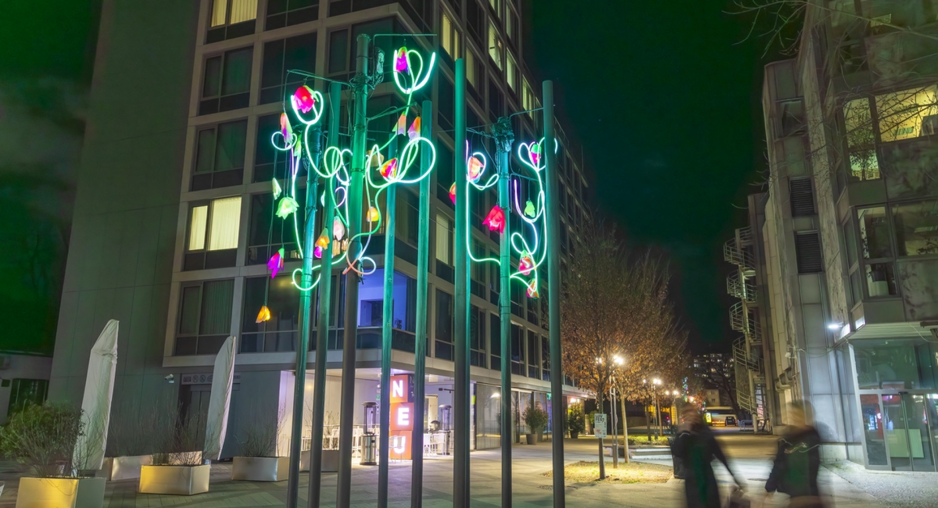 Svetlobna barvna instalacija v mestu v obliki rož.