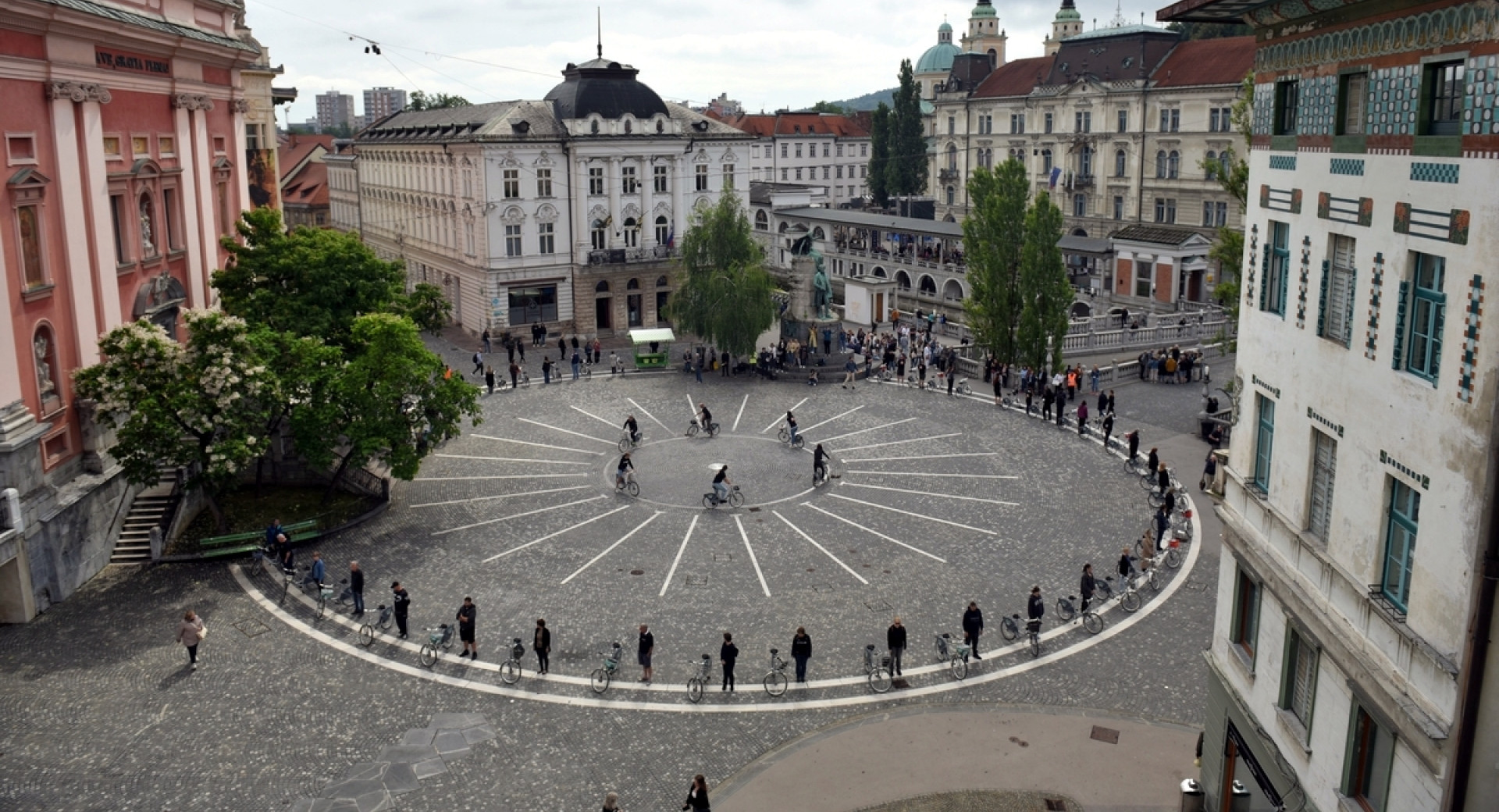 Kolesarji v krogu na Prešernovem trgu v Ljubljani.