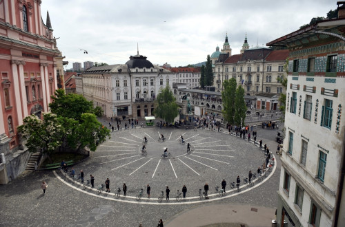 Kolesarji v krogu na Prešernovem trgu v Ljubljani.