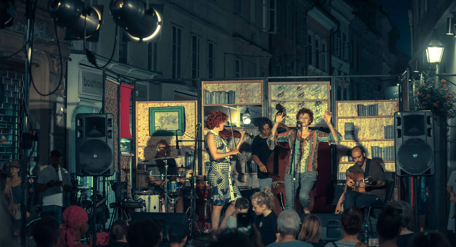 Na odru koncert, pred odrom obcinstvo.