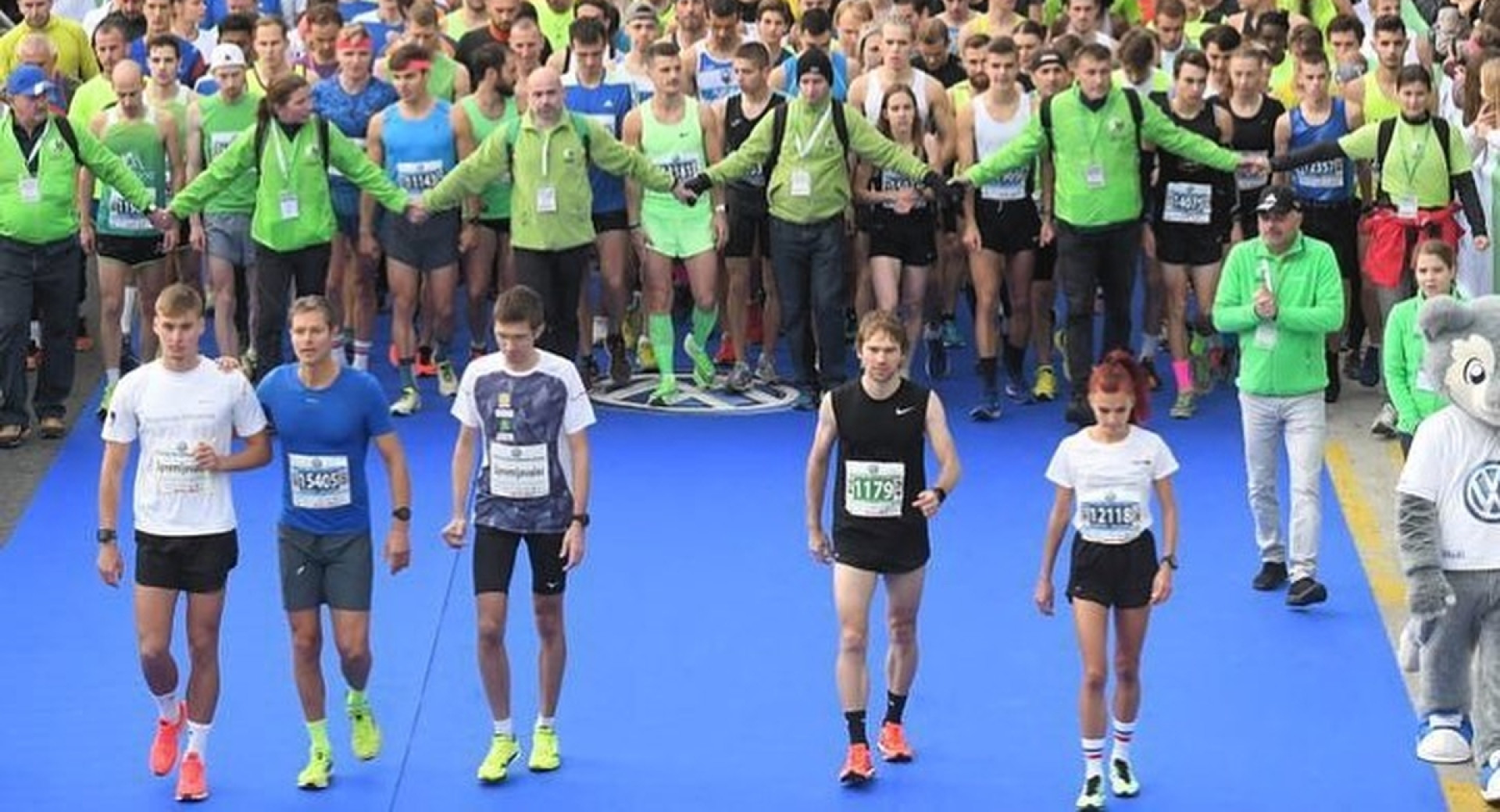 Tekači na štartu maratona.